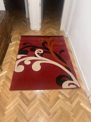 Alfombra roja con diseño floral