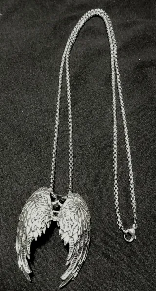 Collana con ali d'angelo . DOLLS KILL .