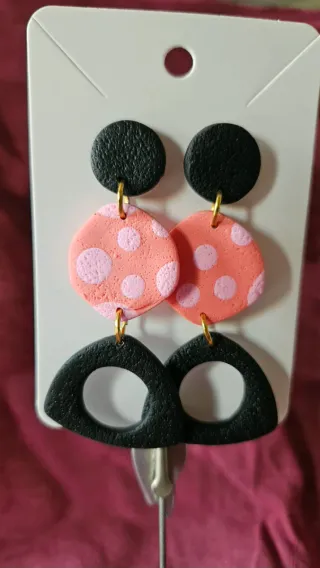 Pendientes de arcilla polimérica con lunares