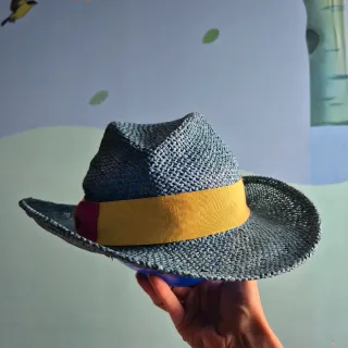 Cappello di paglia blu con nastro colorato