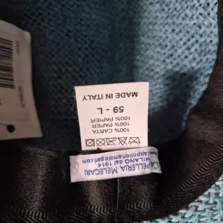 Cappello di paglia blu con nastro colorato