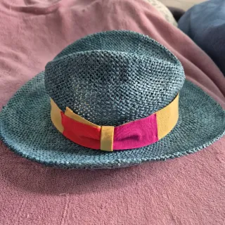 Cappello di paglia blu con nastro colorato