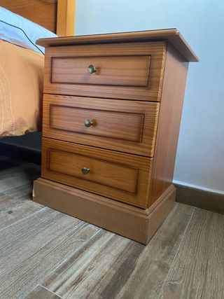 Cabecero con pie de cama y mesillas de madera