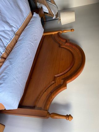 Cabecero con pie de cama y mesillas de madera