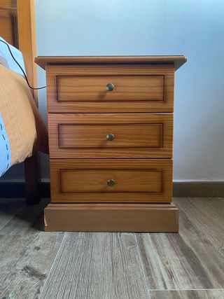 Cabecero con pie de cama y mesillas de madera