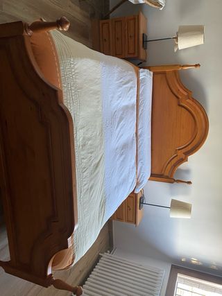 Cabecero con pie de cama y mesillas de madera