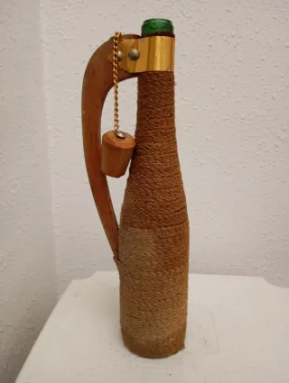 Garrafa antigua decorada con cuerda