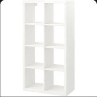 Estantería blanca cuadros