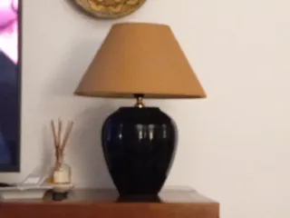 Lámpara de mesa negra y beige