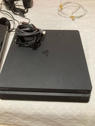 PS4 (PlayStation 4) Negra + Accesorios