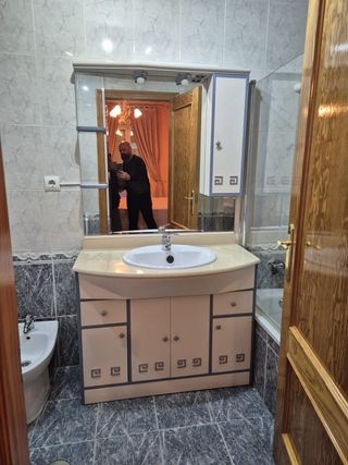 Mueble de aseo beige y gris