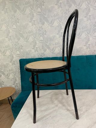 Silla metálica negra con asiento de madera