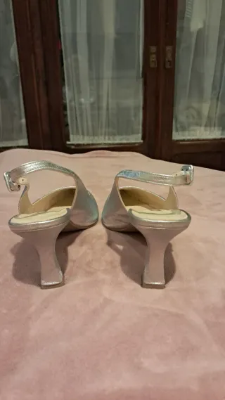 Zapatos de tacón de piel plateados slingback salón