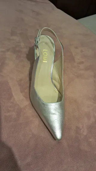 Zapatos de tacón de piel plateados slingback salón