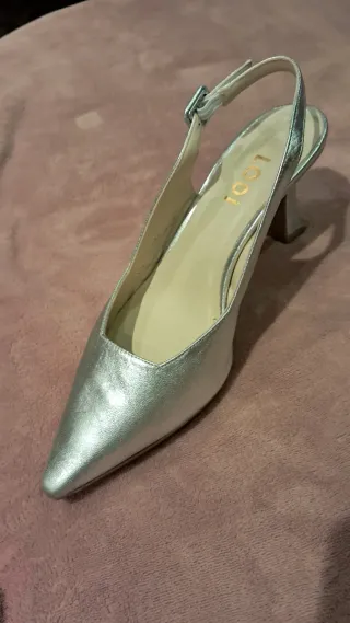 Zapatos de tacón de piel plateados slingback salón