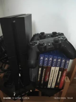 PS4 Pro + 7 Juegos y dos mandos originales.
