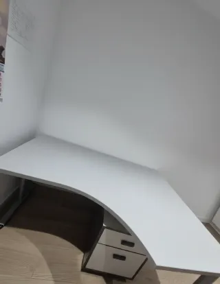 Escritorio con cajonera