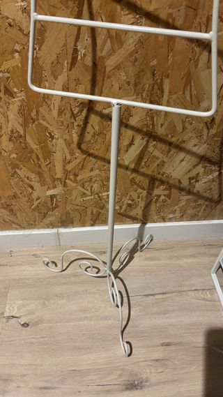 Perchero de metal blanco