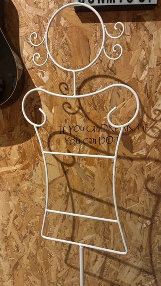 Perchero de metal blanco