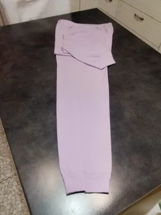 Pigiama donna viola e canottiera uomo bianca