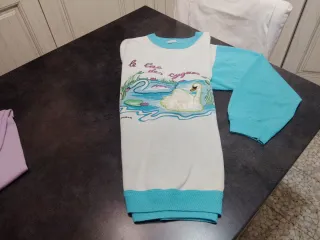 Pigiama donna viola e canottiera uomo bianca