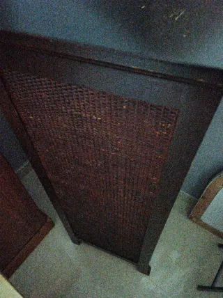 Cajonera de madera con mimbre