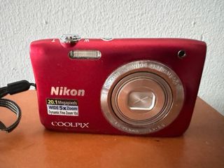 Cámara Nikon Coolpix Roja 20.1 MP