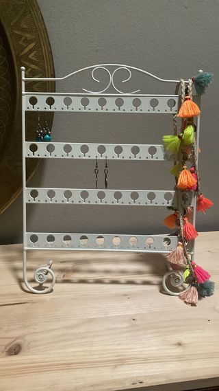 Colgador de pendientes blanco