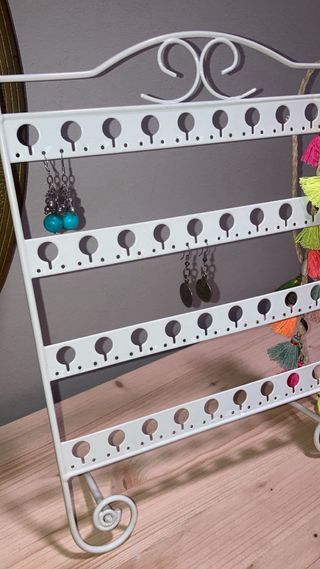 Colgador de pendientes blanco