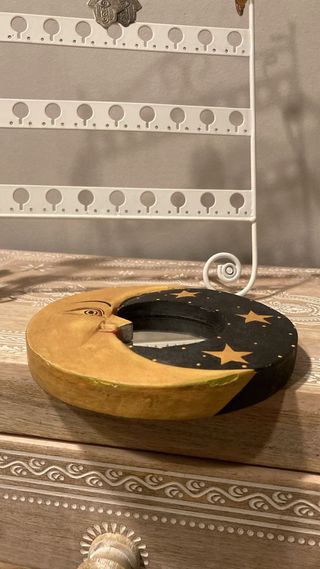 Colgador de pendientes blanco