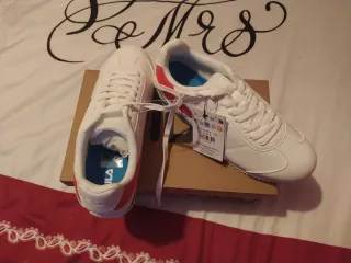 Deportivas Fila Retro Blancas y Rojas