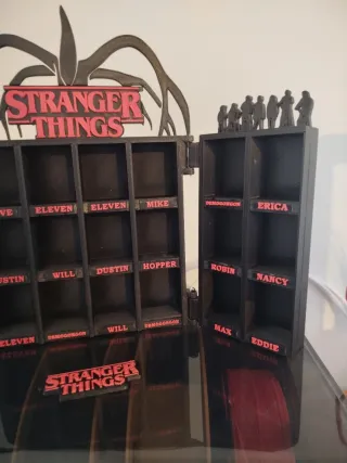 Espositore Stranger Things Kinder Joy