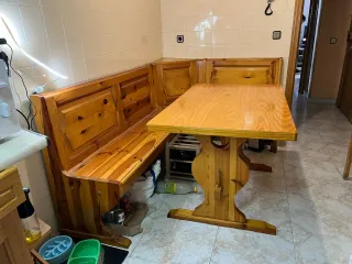 Rinconera y mesa de madera