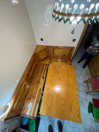 Rinconera y mesa de madera