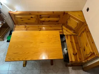 Rinconera y mesa de madera