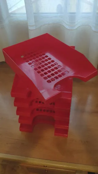 Bandejas de plástico rojas para oficina