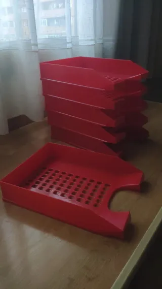 Bandejas de plástico rojas para oficina