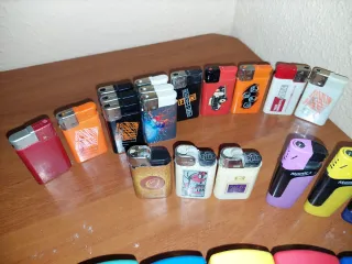 31 accendini assortiti