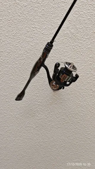 Caña y carrete de pesca spinning
