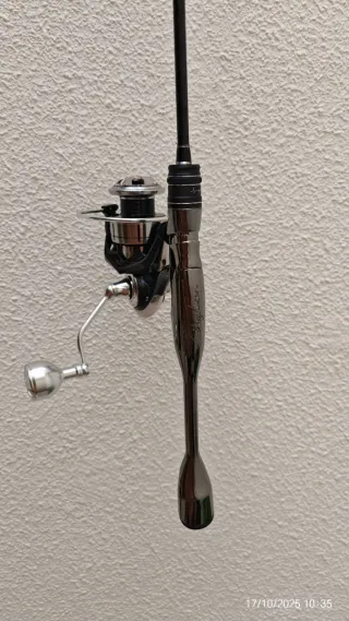 Caña y carrete de pesca spinning