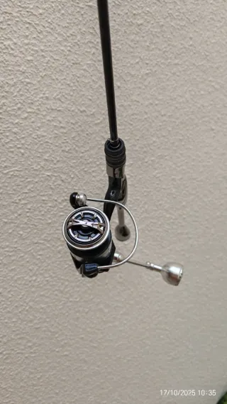 Caña y carrete de pesca spinning