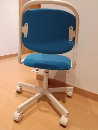 Silla infantil azul y blanca