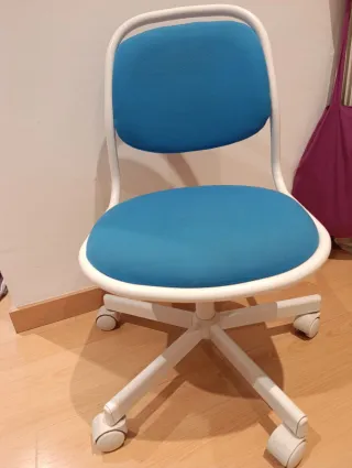 Silla infantil azul y blanca
