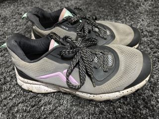 Zapatillas deportivas grises y rosas