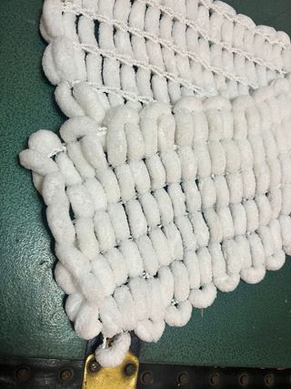 Foulard bianco lavorato a mano