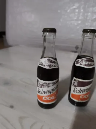 2 Botellas Schweppes Cola con contenido