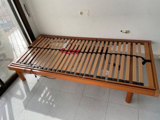 Cama eléctrica de madera y metal.