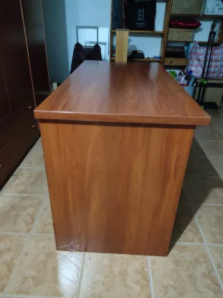 Mesa de despacho de madera