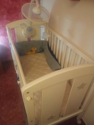 Cuna bebé madera con móvil