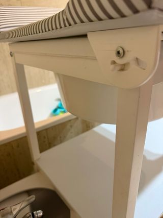 Cambiador bebé de madera con bañera integrada